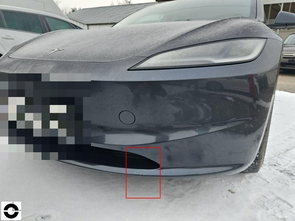 Frontansicht, Stoßfänger mit roter Markierung an Lufteinlass unten, leichter Reif auf Motorhaube