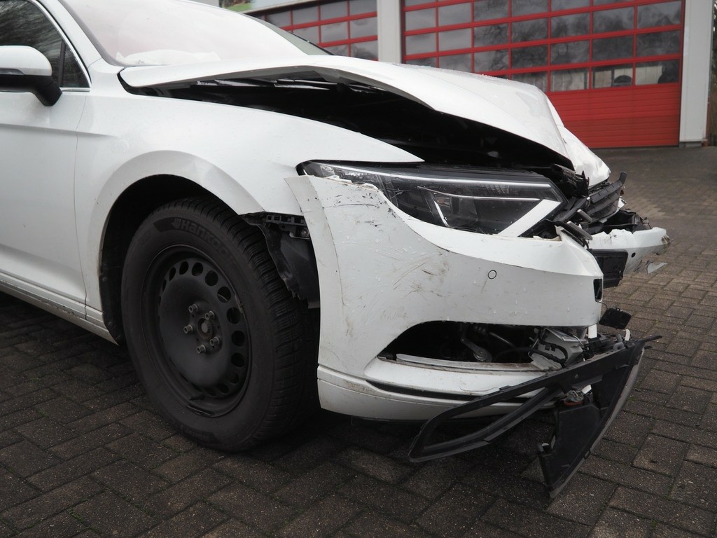 Frontansicht links, schwerer Unfallschaden an Stoßstange, Kotflügel und Scheinwerfer