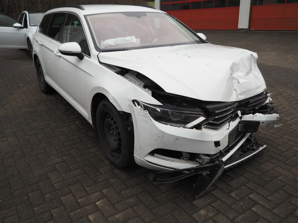 Frontansicht mit schwerem Unfallschaden, Motorhaube gestaucht, Stoßfänger zerstört, Scheinwerfer beschädigt