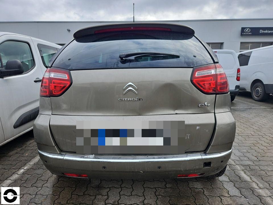 Heckansicht, leichte Verschmutzung, Kennzeichen bereits pixeliert