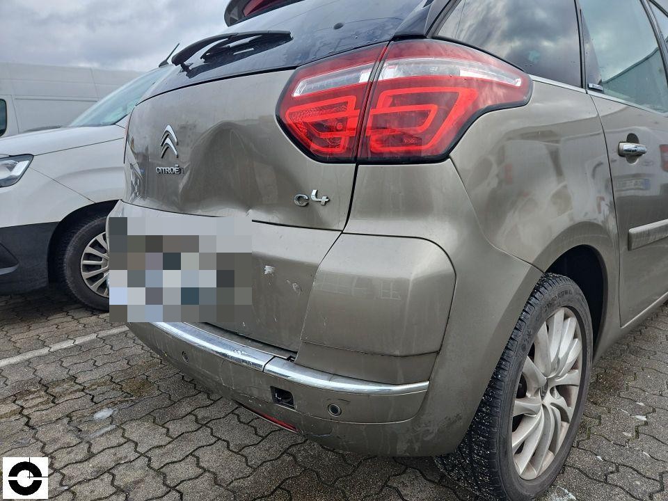 Heckansicht schräg rechts, Delle und Kratzer an hinterer Stoßstange links