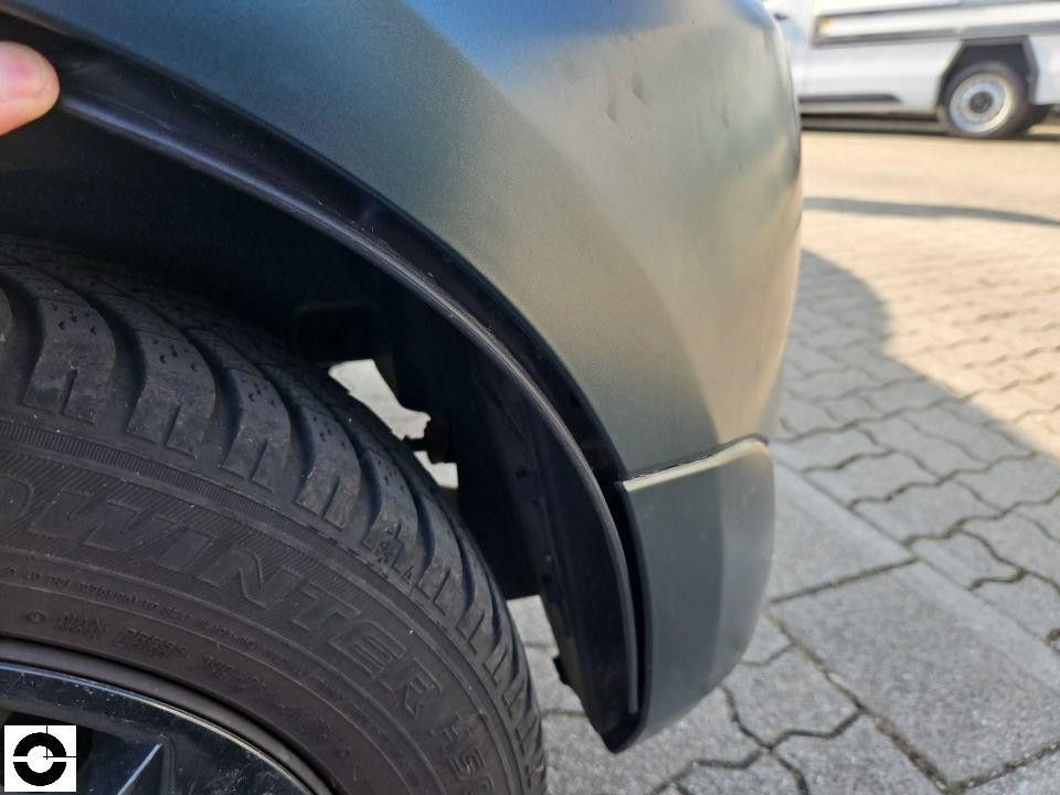 Detailaufnahme hinterer Radkasten rechts, Stoßfängerecke mit Spaltmaß und leichten Kratzern