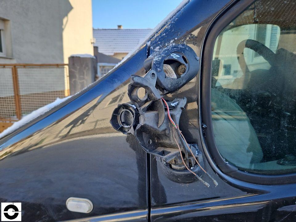 Linker Außenspiegel abgerissen, Kabelstränge und Spiegelhalterung sichtbar, Fahrerseite