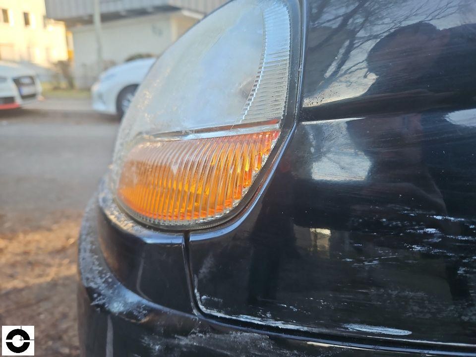 Nahaufnahme Frontscheinwerfer links mit Blinker, leichte Verschmutzung am Kotflügel