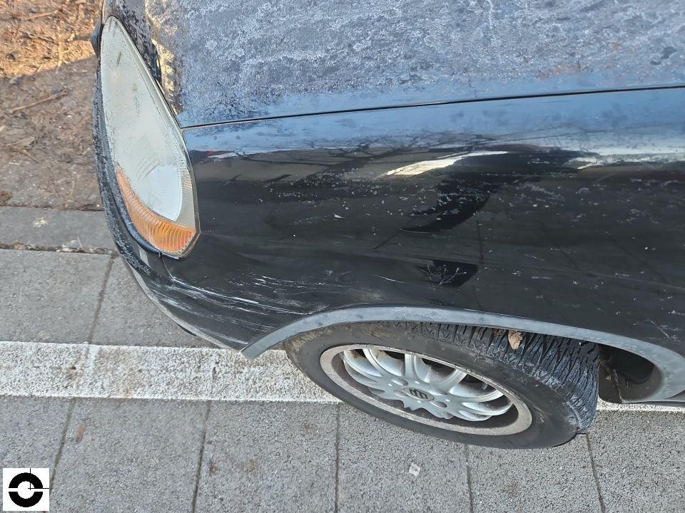 Vorderer linker Kotflügel mit Kratzern und Lackabrieb, Radlaufbereich beschädigt