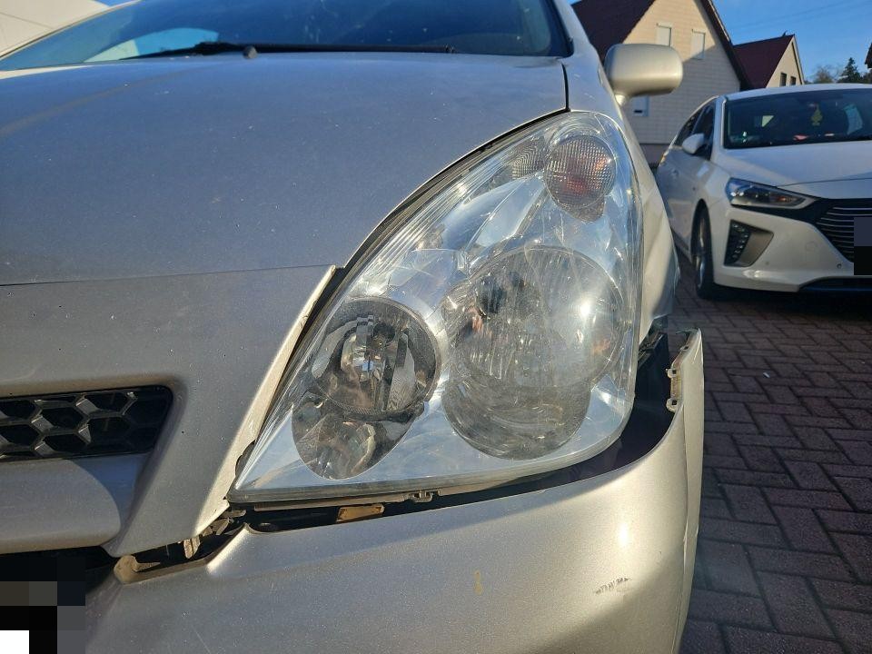 Frontscheinwerfer rechts mit Schaden an Stoßstange, Halterungen gebrochen